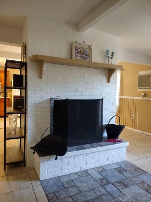 Cozy Vintage Waterfront Home With Fireplace And Kayaks Spring Hill Eksteriør billede