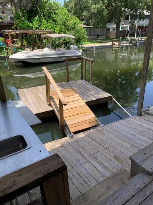 Cozy Vintage Waterfront Home With Fireplace And Kayaks Spring Hill Eksteriør billede