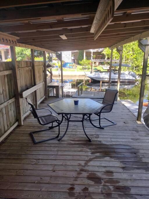 Cozy Vintage Waterfront Home With Fireplace And Kayaks Spring Hill Eksteriør billede