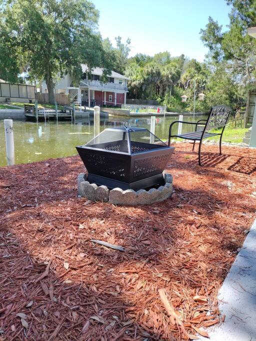 Cozy Vintage Waterfront Home With Fireplace And Kayaks Spring Hill Eksteriør billede