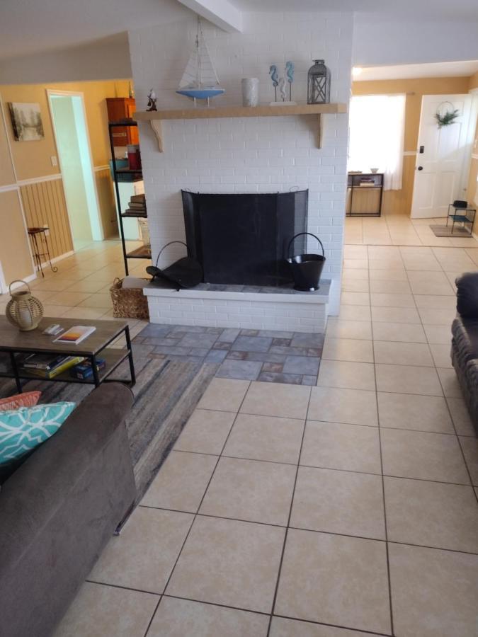 Cozy Vintage Waterfront Home With Fireplace And Kayaks Spring Hill Eksteriør billede