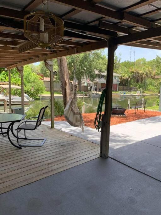 Cozy Vintage Waterfront Home With Fireplace And Kayaks Spring Hill Eksteriør billede