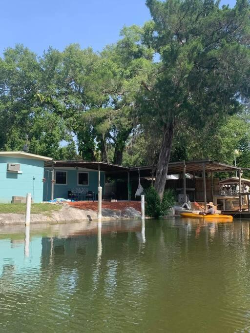 Cozy Vintage Waterfront Home With Fireplace And Kayaks Spring Hill Eksteriør billede